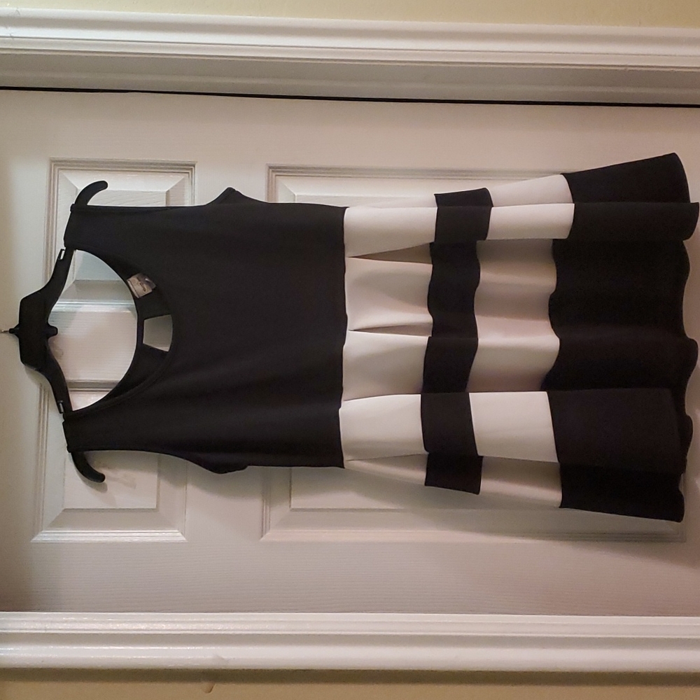 Black and white Evogues xl dress